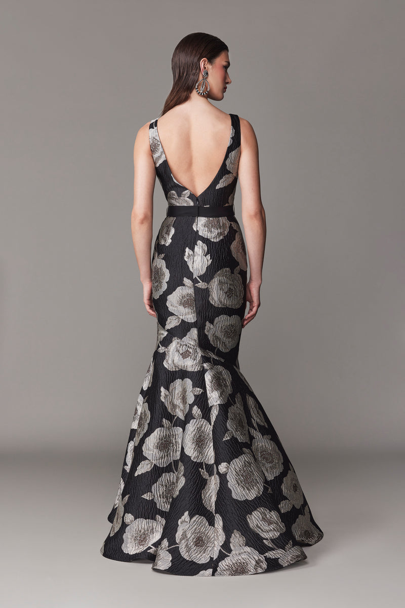 SLEEVELESS GOWN